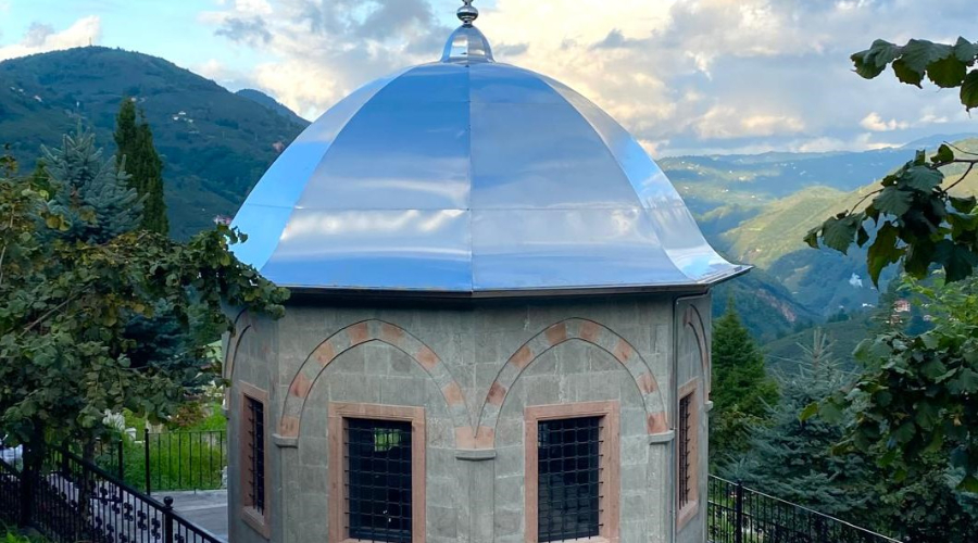 EMİROĞULLARI AİLESİ, MÜDERRİS ALİ EFENDİ VE TÜRBESİ